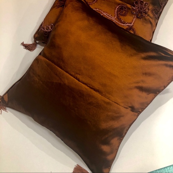 NWOT Embroidery Pair of Cushion Cover - Picture 3 of 4